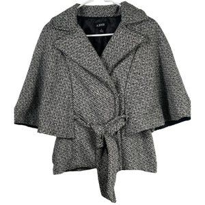 𝅺A. Byer women's gray snap front lined coat size Medium wide sleeves, tie